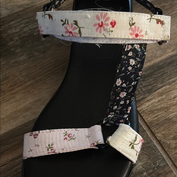 Wild Pair Black platform sandals with floral straps - Picture 4 of 6